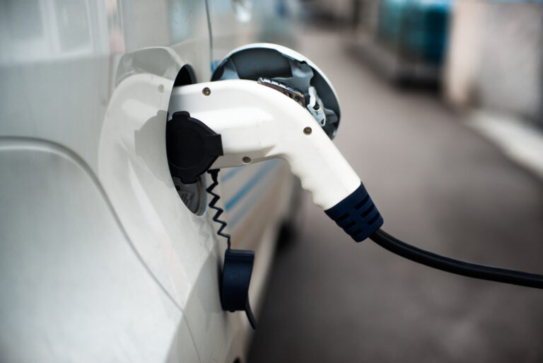 Sådan oplader du din elbil billigst muligt: Smarte strategier for maksimal økonomi